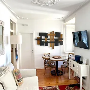 Bright And Spacious Three Bedroom In The Heart Of Lisboa