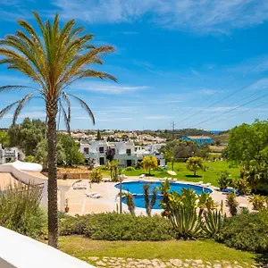 Family Holidays With Pool View Apartamento